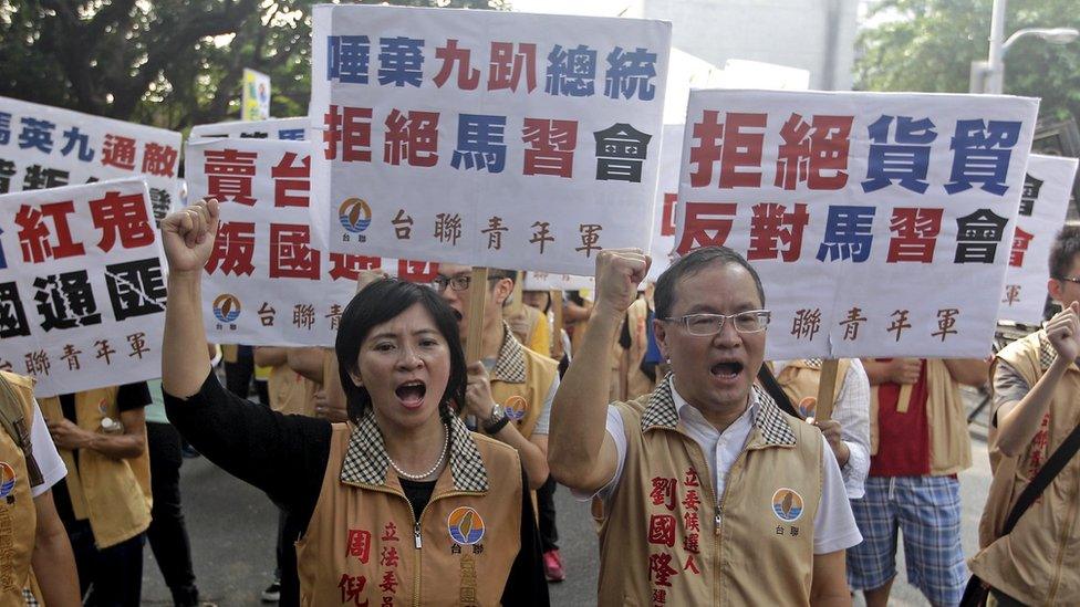 Activists protest against the Singapore meeting between Taiwan's President Ma Ying-jeou and China's President Xi Jinping, outside the Ministry of Economic Affairs in Taipei on 7 November