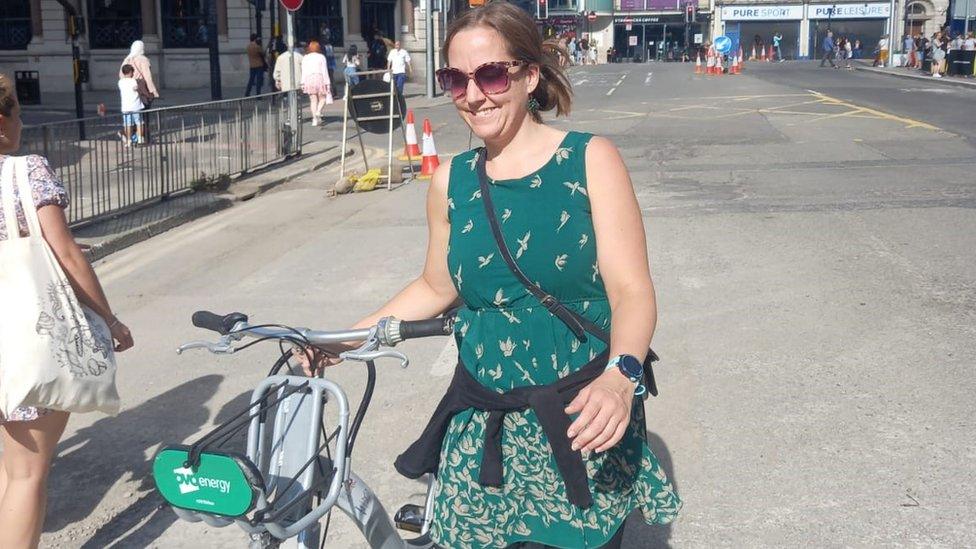 Sarah Scire gyda beic Nextbike