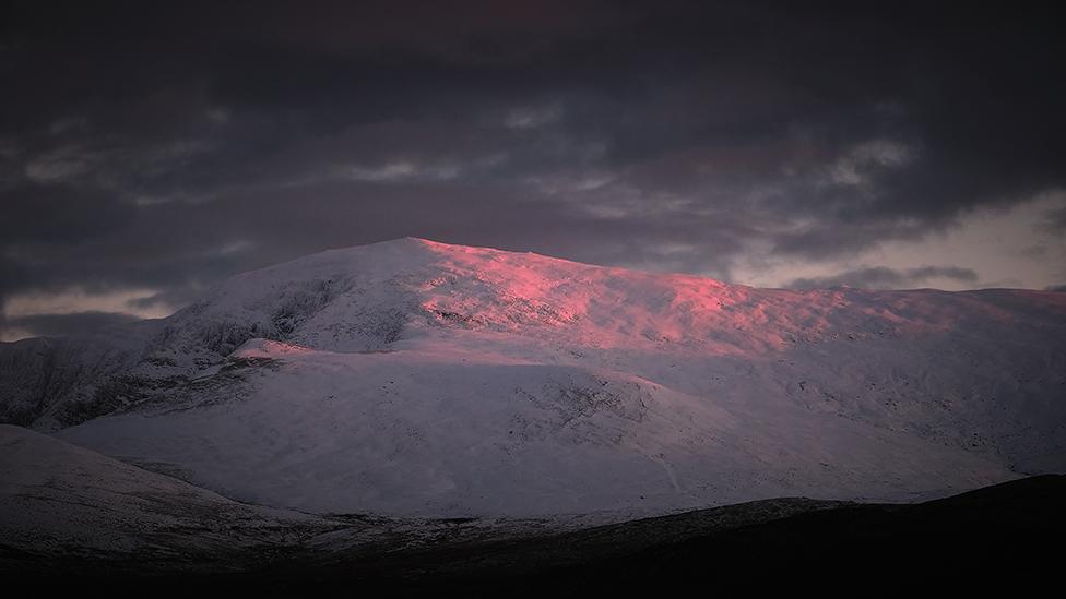 Y Carneddau wrth i'r haul fachlud