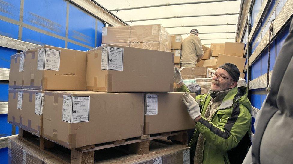 Steve Senior loading a lorry with parcels for Ukraine