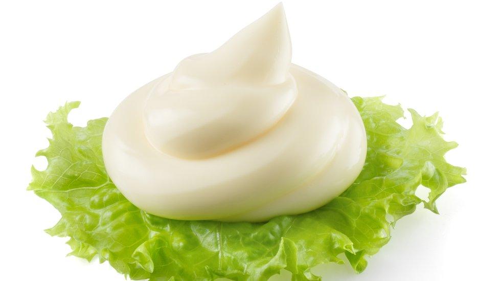 Mayonnaise on lettuce leaf