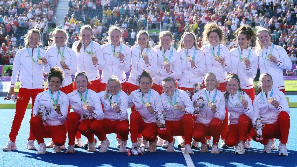 womens-hockey-team.