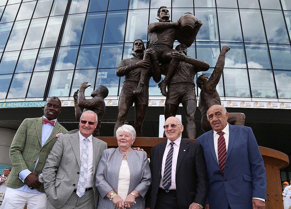 Mab Gus, Bev Risman, (ail o'r dde) yn seremoni dadorchuddio cerflun i rai o arwyr rygbi'r gynghrair, gyda (o'r chwith) Martin Offiah, Alex Murphy, Doreen Ashton (gweddw of Eric Ashton) a Billy Boston