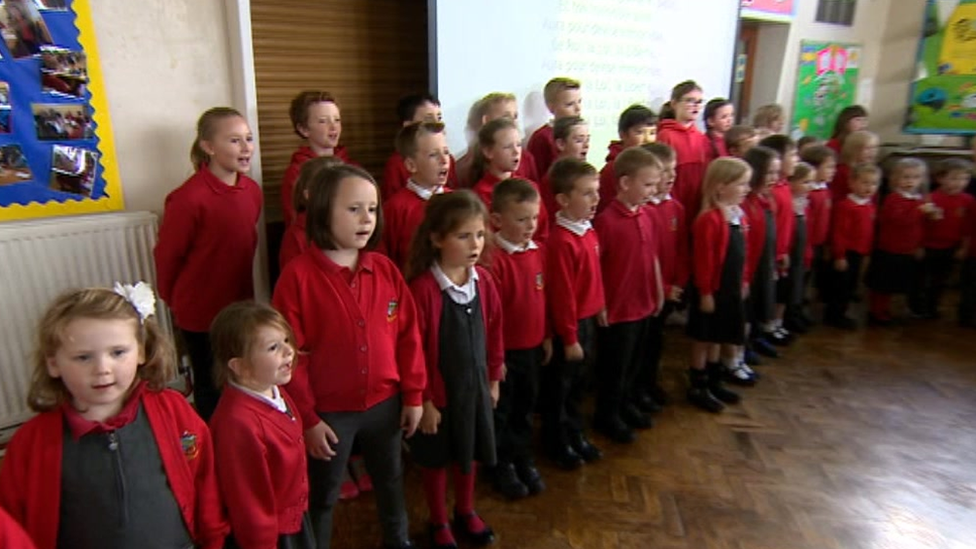 A photo of pupils singing the Belgian nation anthem