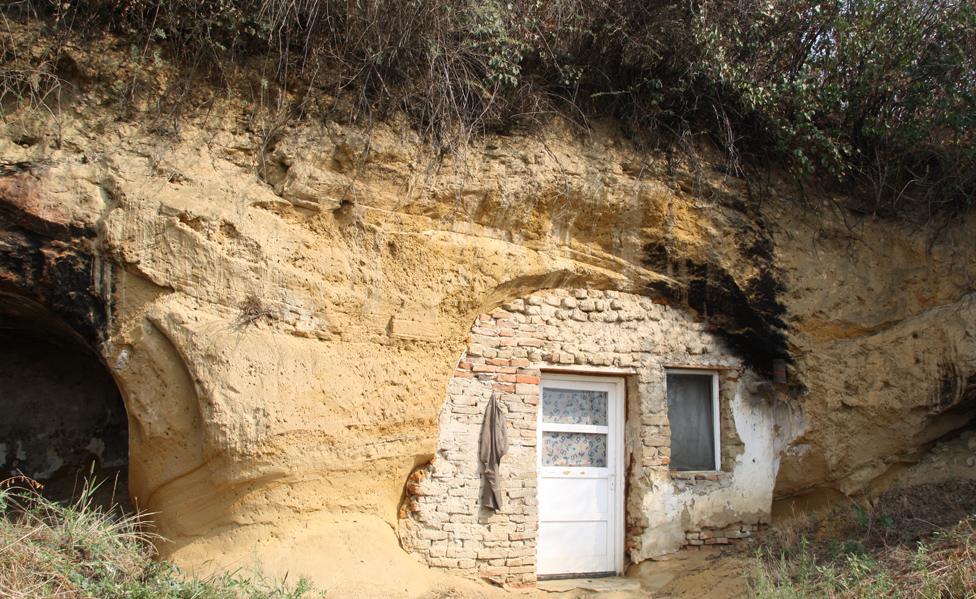 Roma cave house