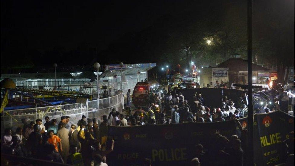 Pakistani rescuers and officials gather at a bomb blast site in Lahore 27/03/2016.