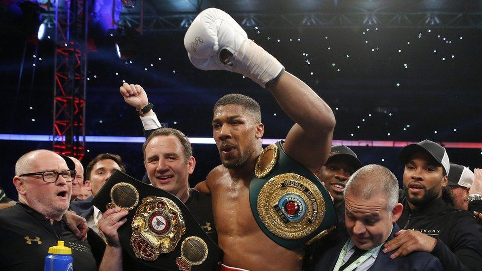 Anthony Joshua (centre)