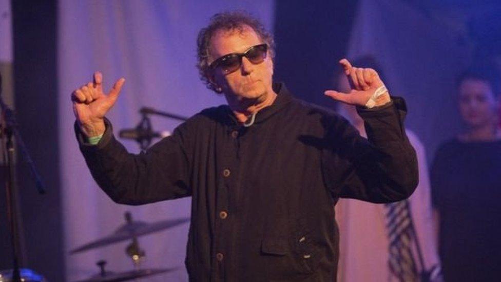 Dyw dylanwad Geraint Jarman ar sîn roc Gymraeg y brifddinas ddim wedi pylu dim dros y degawdau