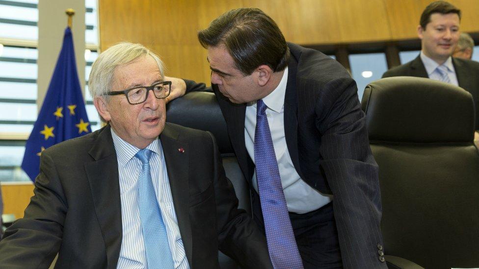 Jean-Claude Juncker (l) talks with his spokesperson Margaritis Schinas on January 31, 2018 in Brussels