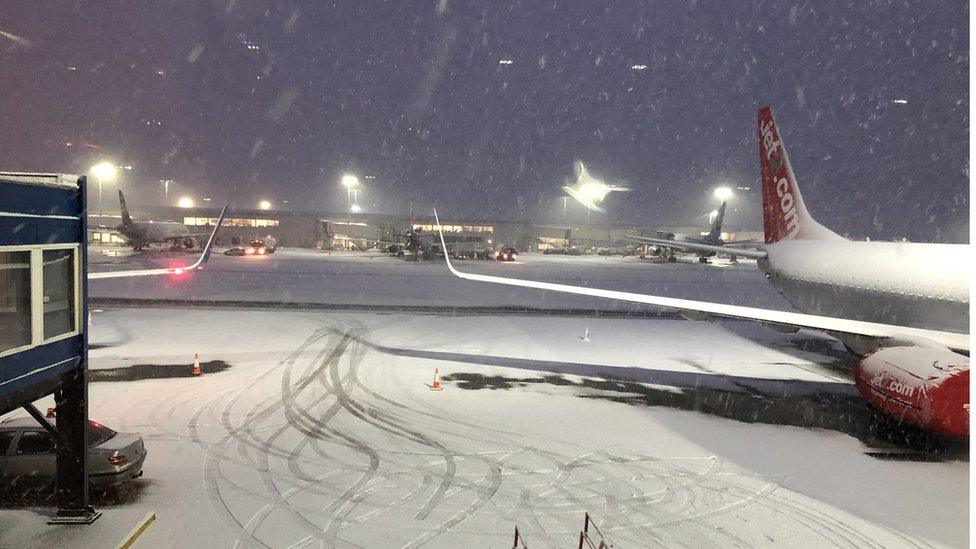 Glasgow airport snow