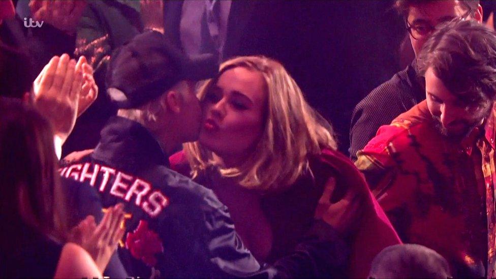 Justin Bieber kisses Adele