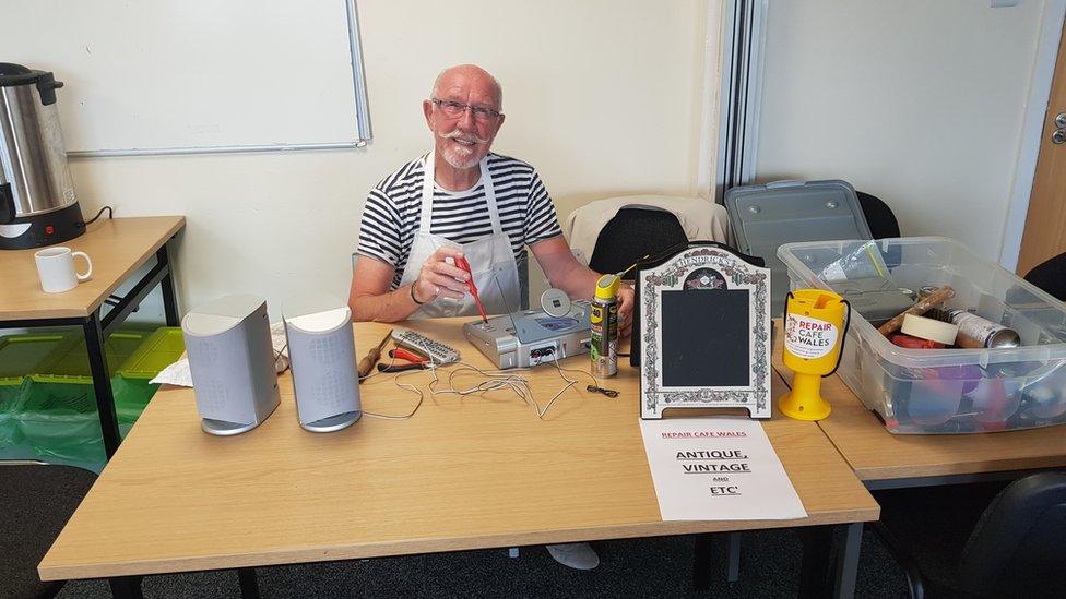 A Repair Cafe volunteer