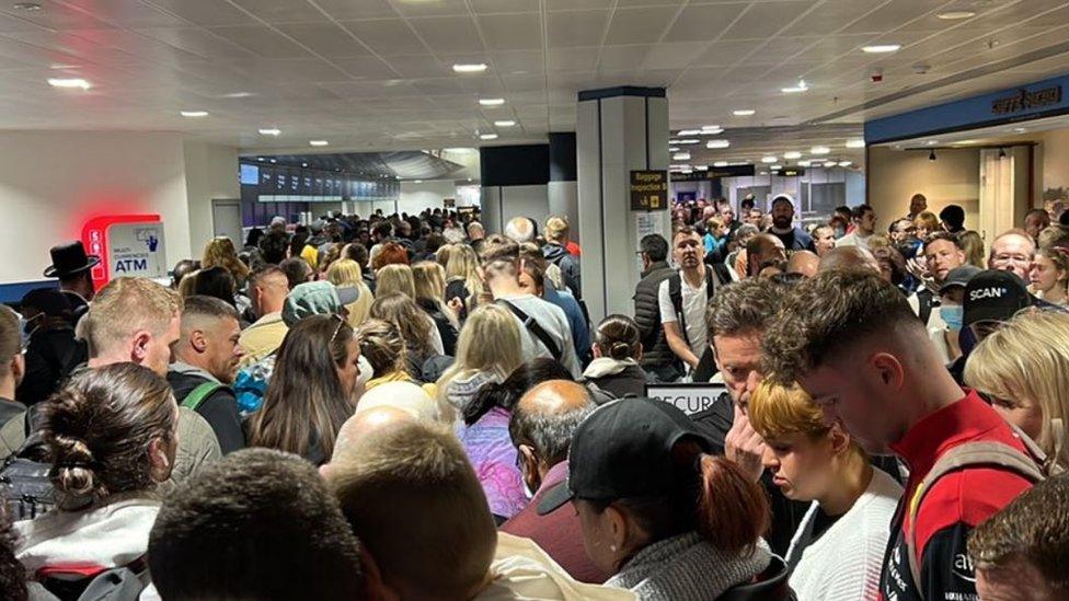 MANCHESTER AIRPORT QUEUES