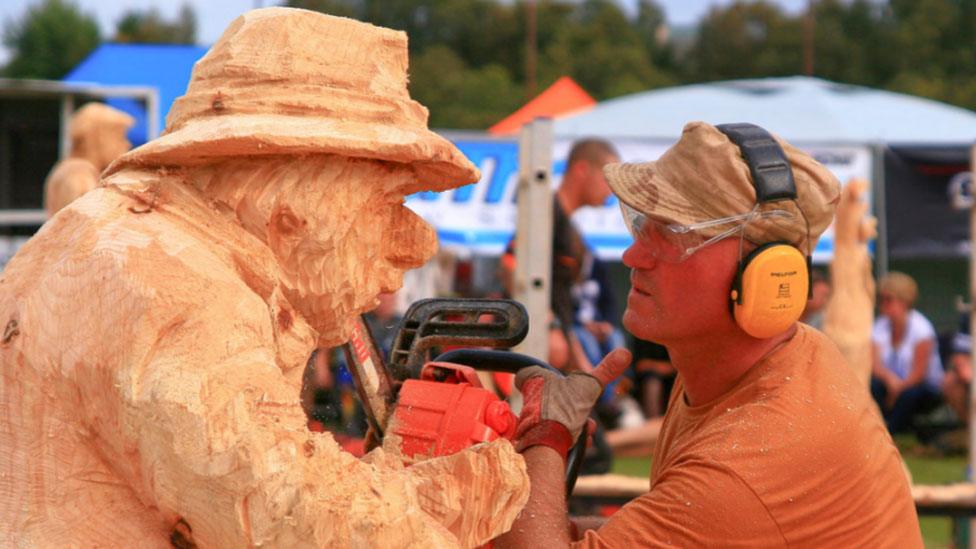 Chainsaw carver Wladek Ligocki