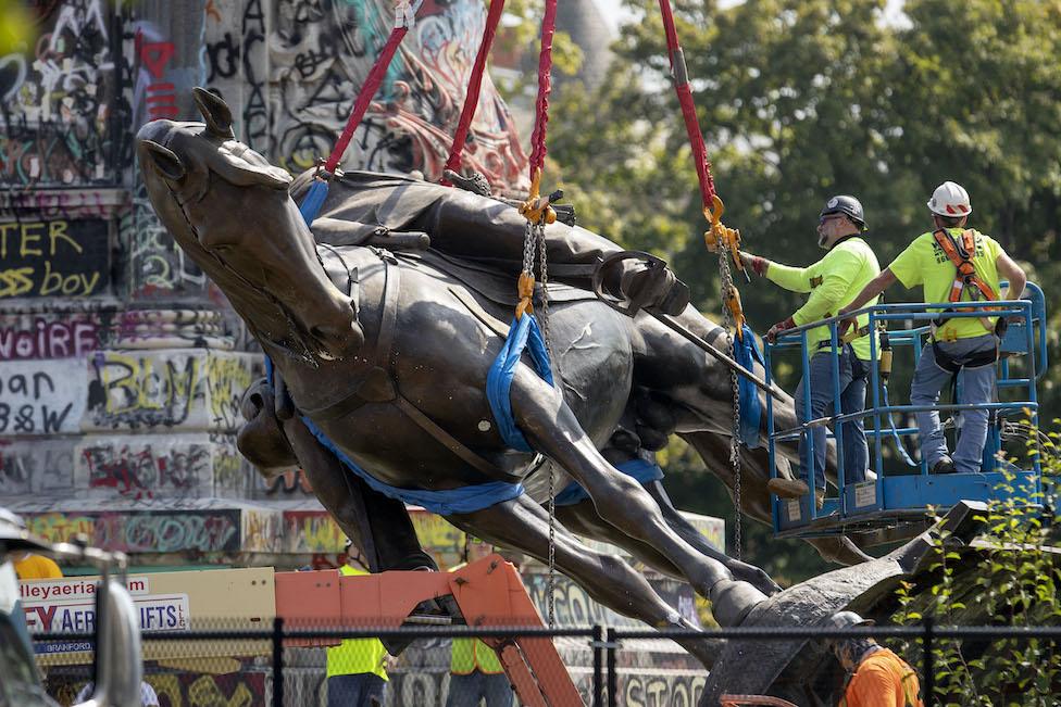 Lee statue hoisted to ground