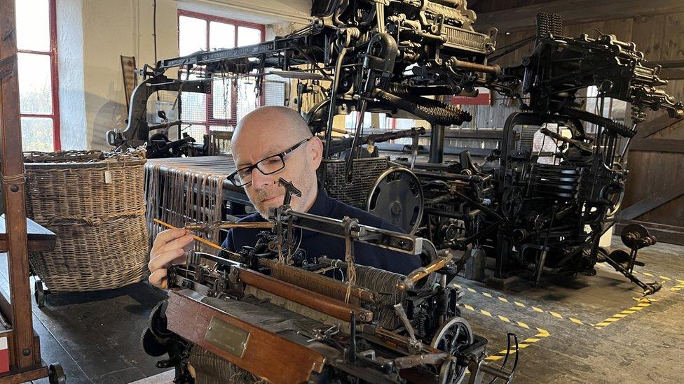 A standard loom with its miniature repelica