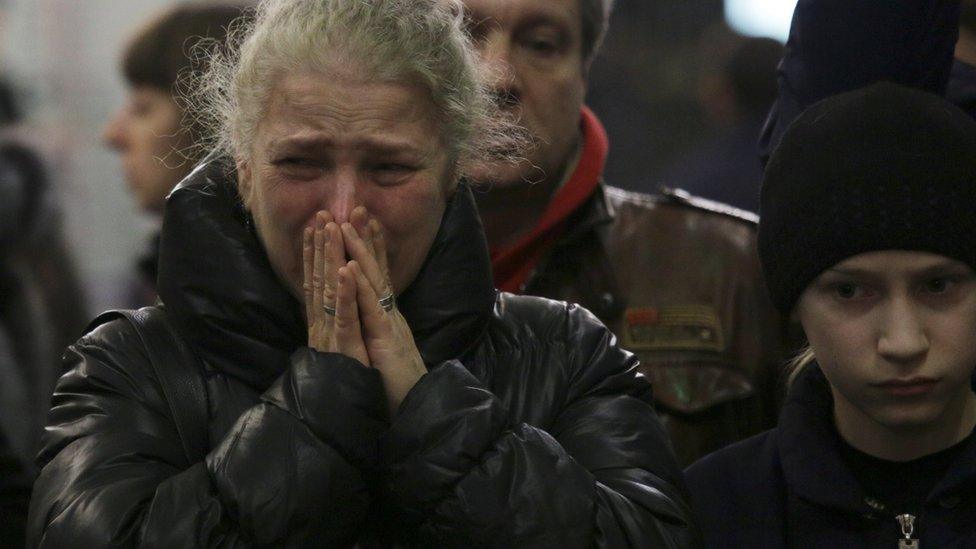 People mourn for victims of blast in St. Petersburg metro at Tekhnologicheskiy institut metro station