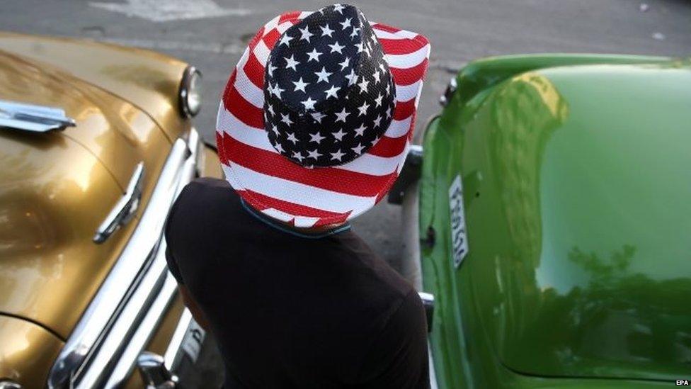 A man wears a hat with the colours of the US national flag in Havana (10/03/2016)