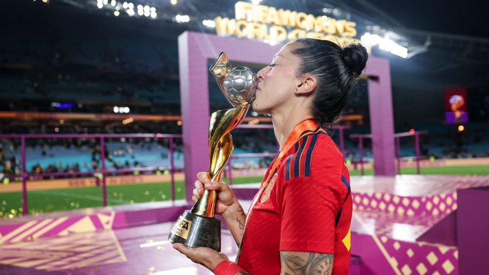 Jenni Hermoso celebrates with the World Cup.