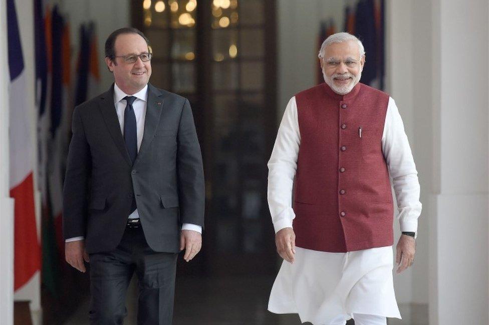 French President Francois Hollande (L) walks with Indian Prime Minister Narendra Modi prior to their meeting in New Delhi on January 25, 2016