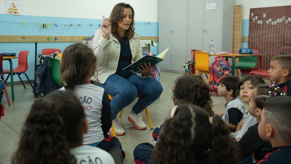 Teacher Silvia Cristina Pereira de Souza in class with her pupils