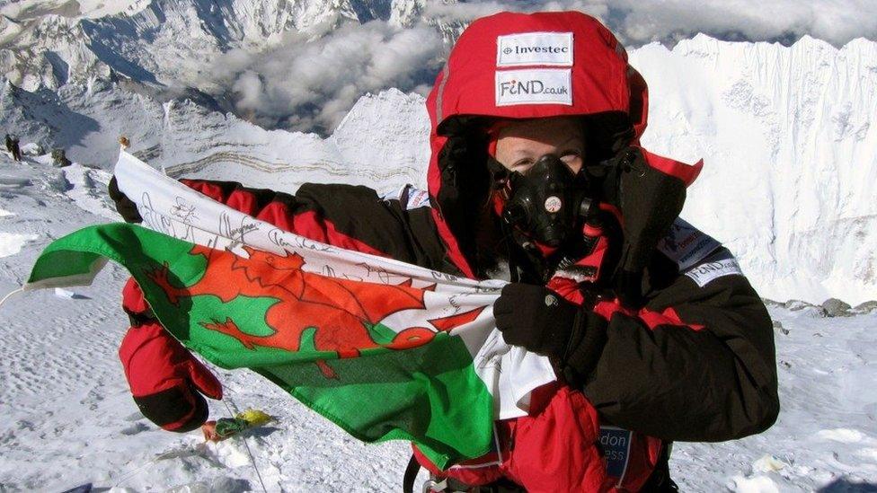 Cymraes falch ar gopa Everest