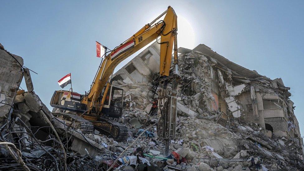 An Egyptian team works to remove the rubble of destroyed buildings in Gaza City (5 June 2021)