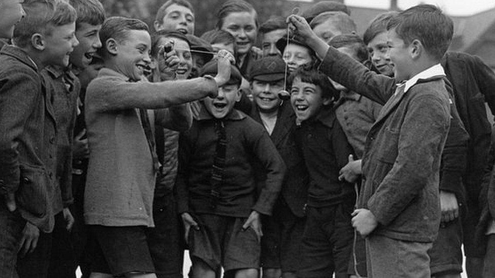 A conker fight in the old days