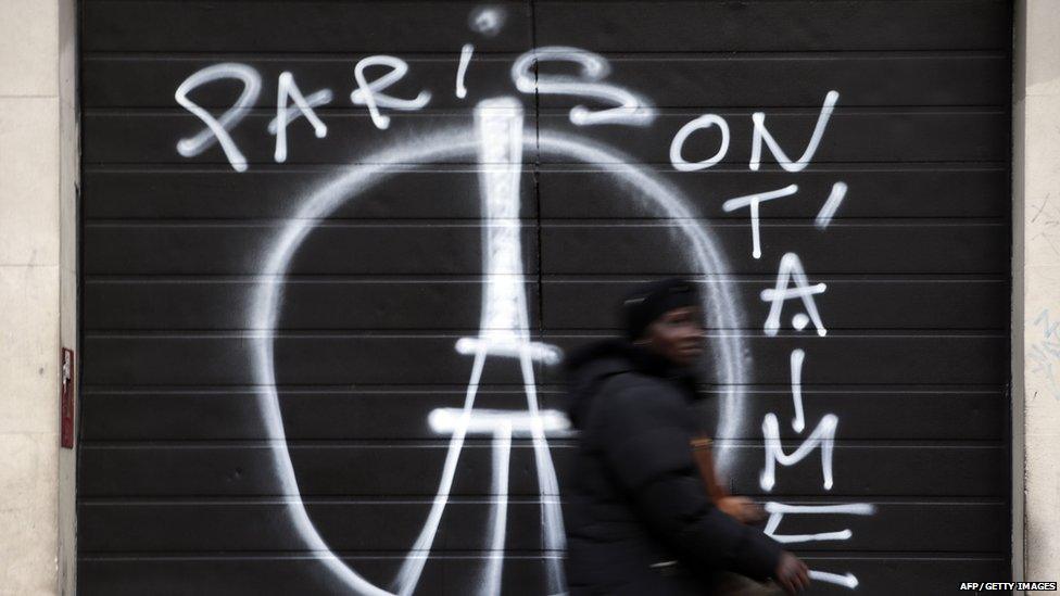 Graffiti that says "Paris we love you"