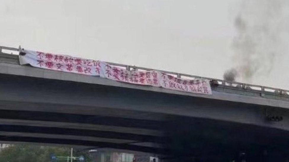 Photo of the banner on the bridge