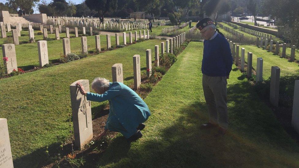 Robin & Pattie at grave