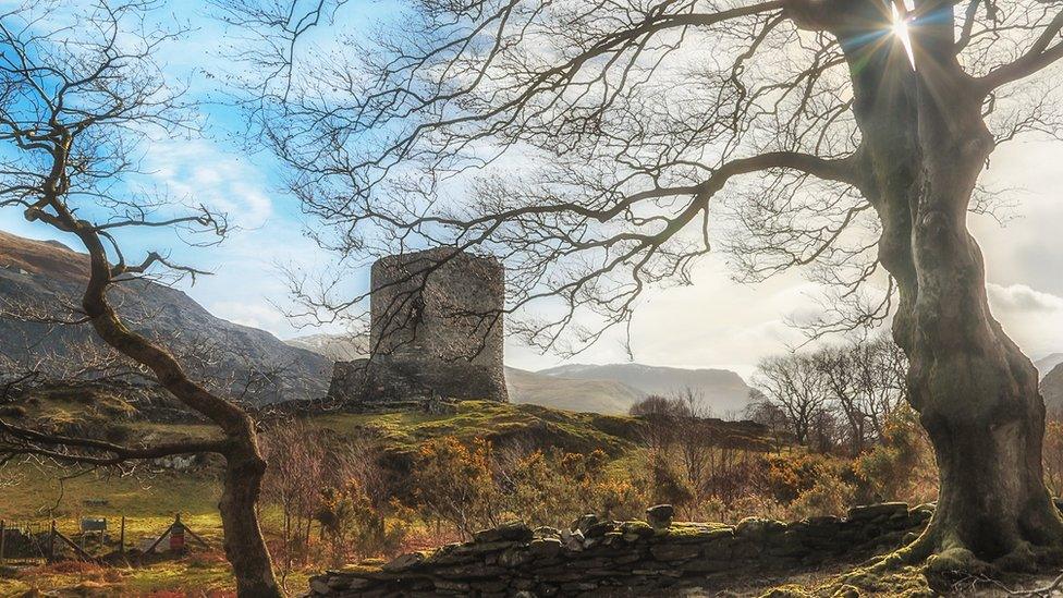 Castell Llywelyn Fawr yn Nolbadarn ger Llanberis, sy'n dyddio o'r 13G