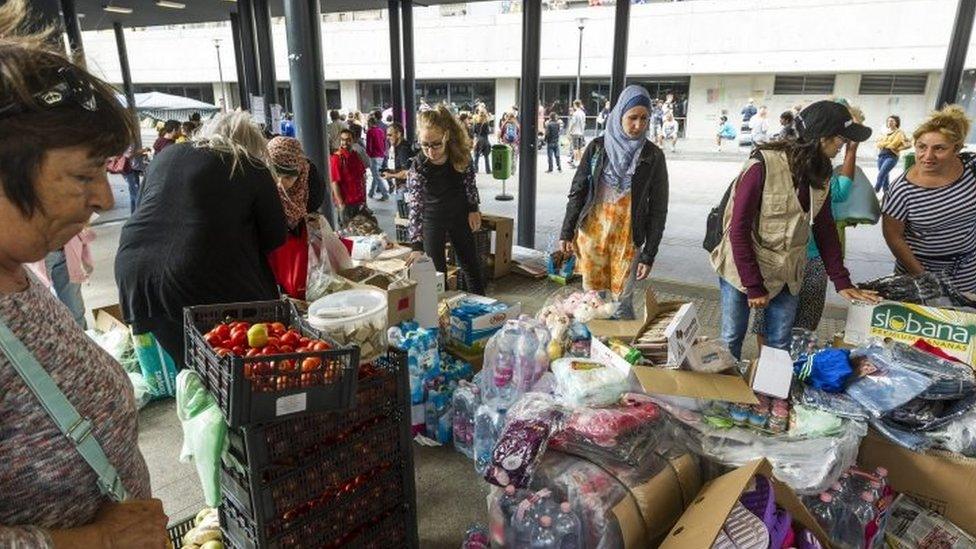 Migrants select among donated goods in the subway in front of Keleti railway station in Budapest (06 September 2015)