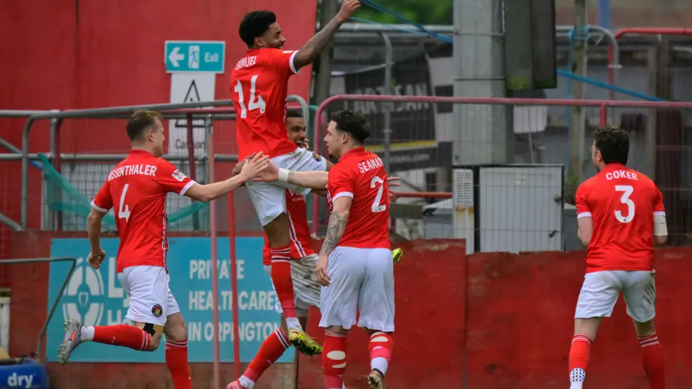 La Liga Nacional suspende a Ebbsfleet por deuda impaga.