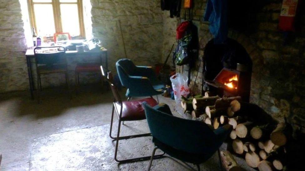 Tu mewn i bothy Moel Prysgau