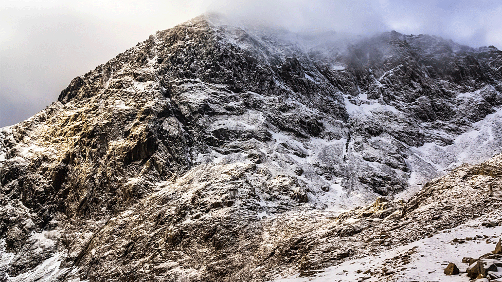 Llun llyfrgell o gopa'r Wyddfa dan eira