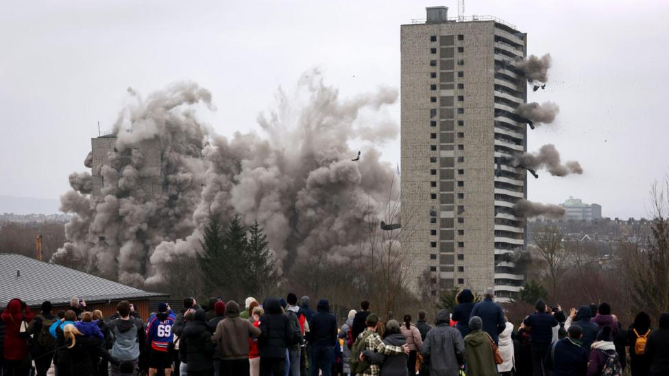 Glasgow tower blocks demolished by controlled explosions - BBC News