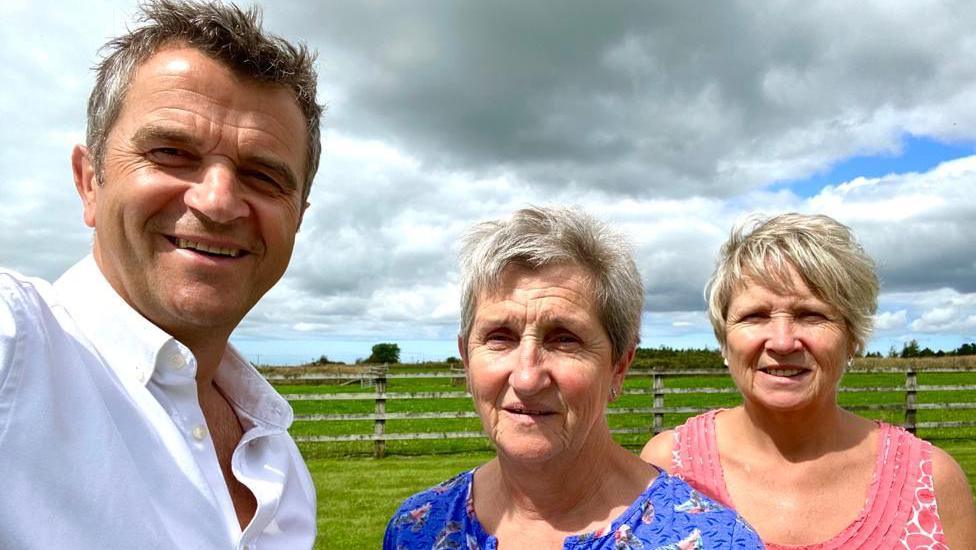 Carys gyda'i brawd a'i chwaer yng Nghymru