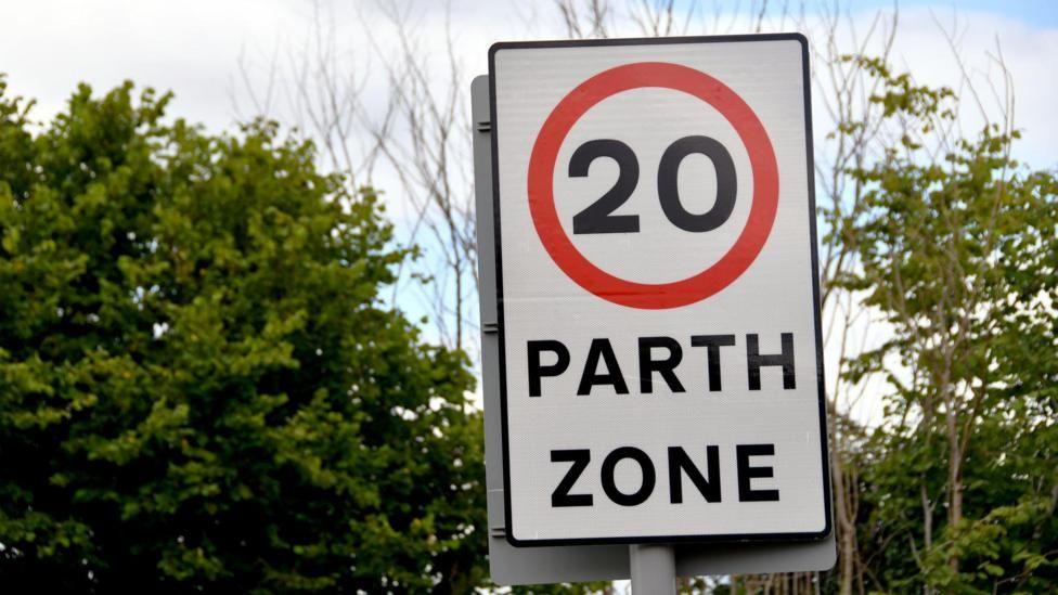 A 20mph sign that is bilingual - so it shows the Welsh word for zone, which is parth, as well as the English.