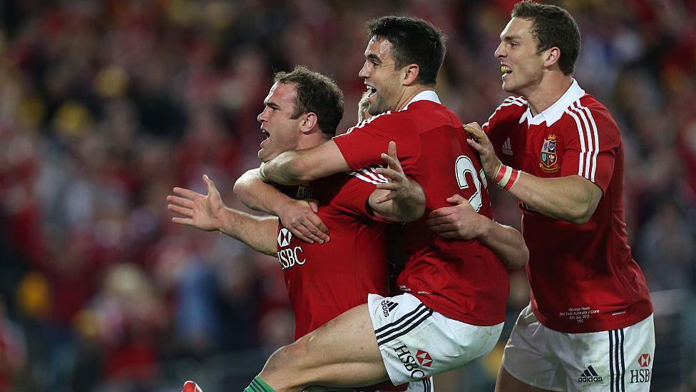 Jamie Roberts celebrates his try with team mates Conor Murray and George North 