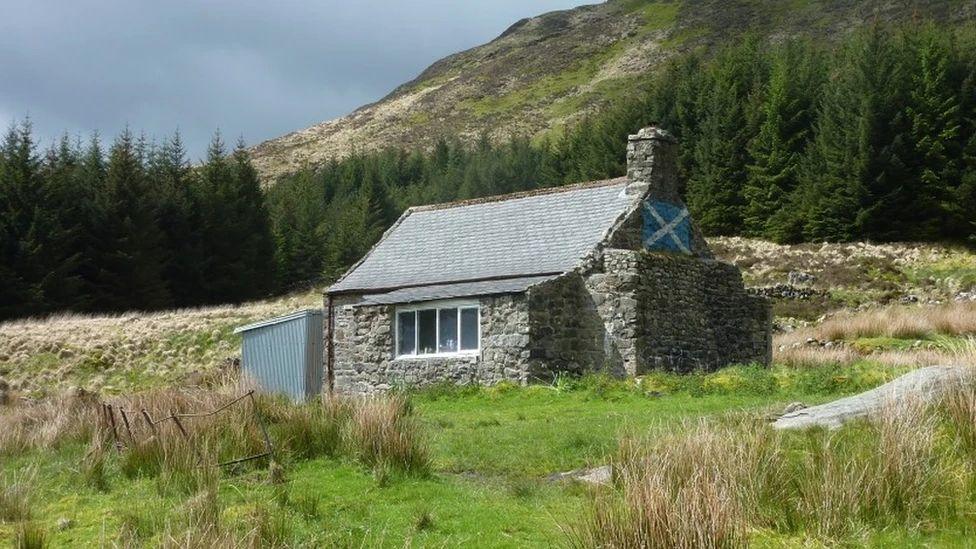 Bothy White Laggan yn ne'r Alban; mae'r rhan helaeth o bothies Prydain yn yr Alban

