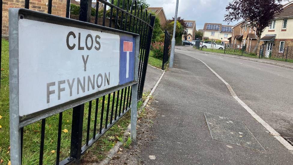 A road sign that reads Clos y Ffynnon
