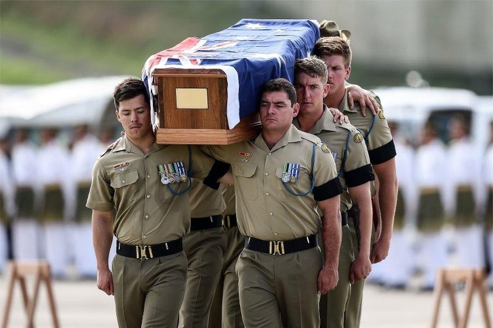 Australian military personnel carry remains in a coffin at the Royal Malaysian Airforce base in Subang (31 May 2016)