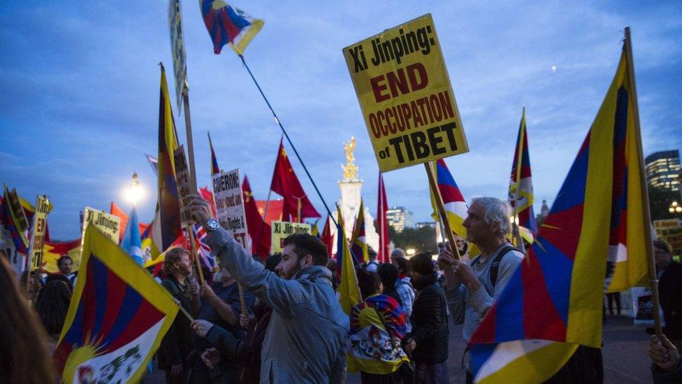 Protesters wave Tibet flags outside Buckingham Palace