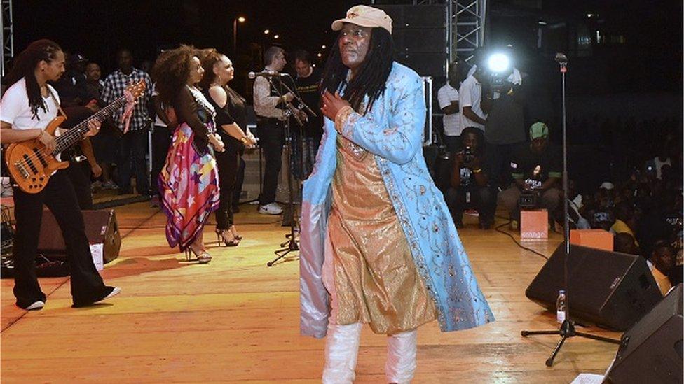 Ivorian singer Alpha Blondy performs on March 14, 2015 in the palais de la culture in Abidjan during a free concert to celebrate the launching of the artist's radio - Alpha Blondy FM.