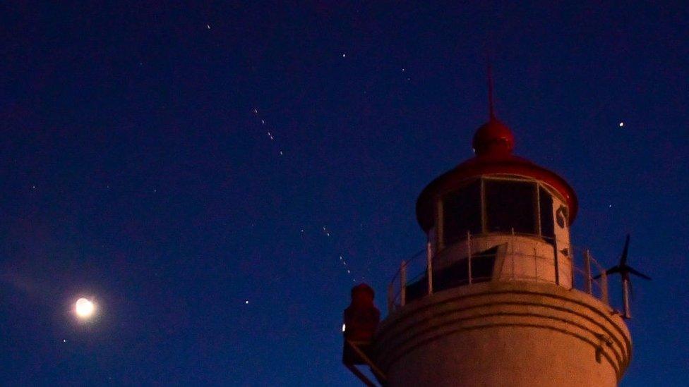 Starlink-satellites-seen-over-Russia.