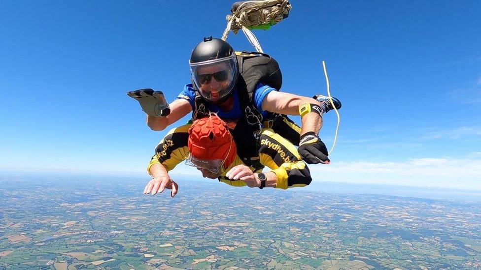 Arthur Bennett skydiving