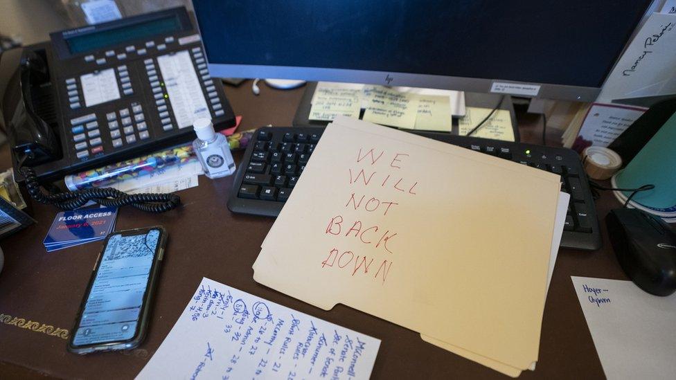 Note on the desk of Nancy Pelosi