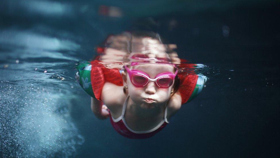 girl-swimming.