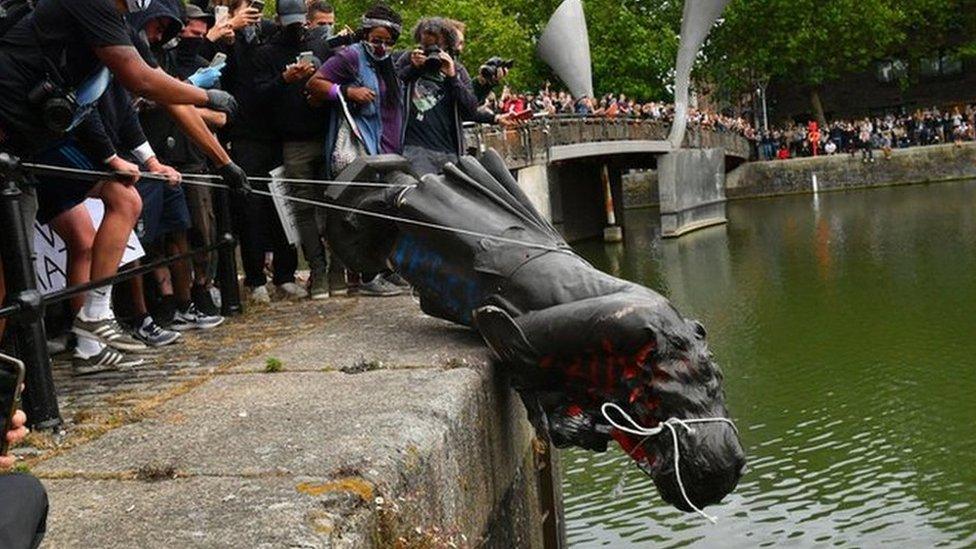 Statue thrown in the harbour